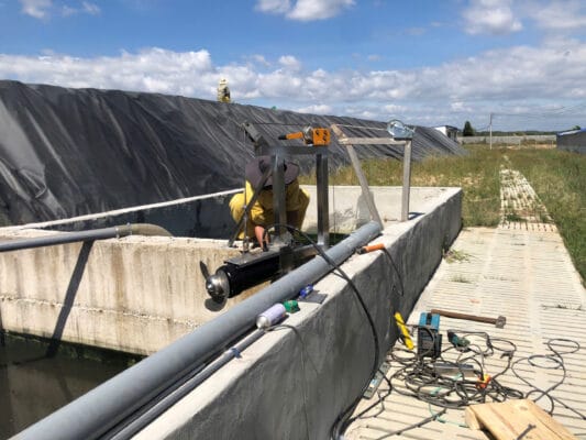 lắp đặt máy khuấy bể chất thải