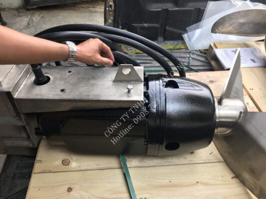 lắp đặt giá treo trượt cố định vào máy khuấy chìm CRI-MAN