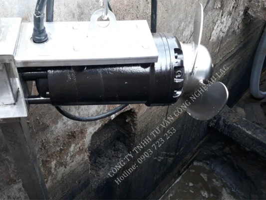 máy khuấy chìm 4 cực