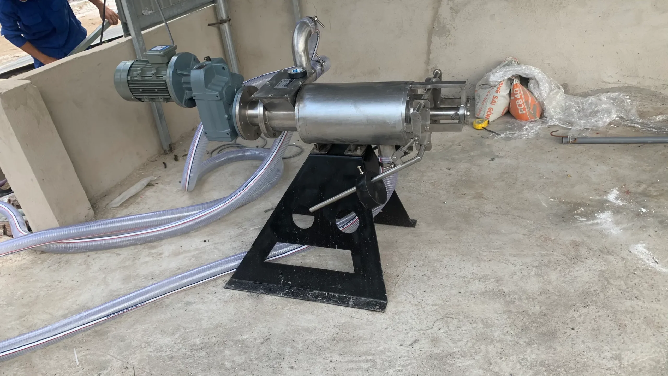 máy ép phân heo được vận chuyển lắp đặt tại các trang trại